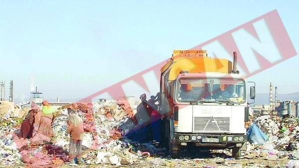 Isi risca viata din cauza gunoaielor