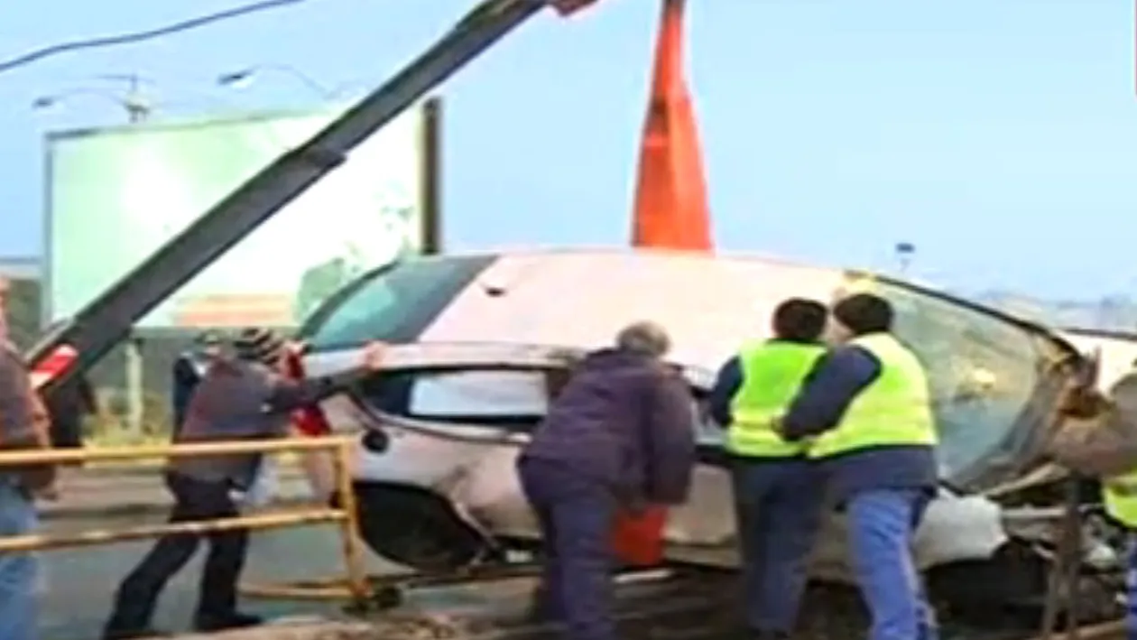 VIDEO Accident spectaculos în Capitală! Linia tramvaielor 41, blocată după ce o maşină a ajuns pe şine