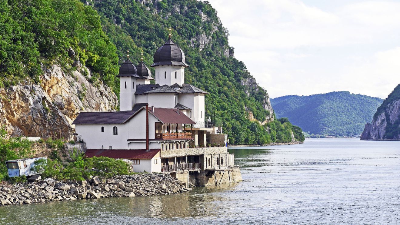 Incredibil! O româncă s-a trezit cu o factură uriașă la telefon, după o plimbare pe Dunăre. Câți bani trebuie să scoată acum din buzunar