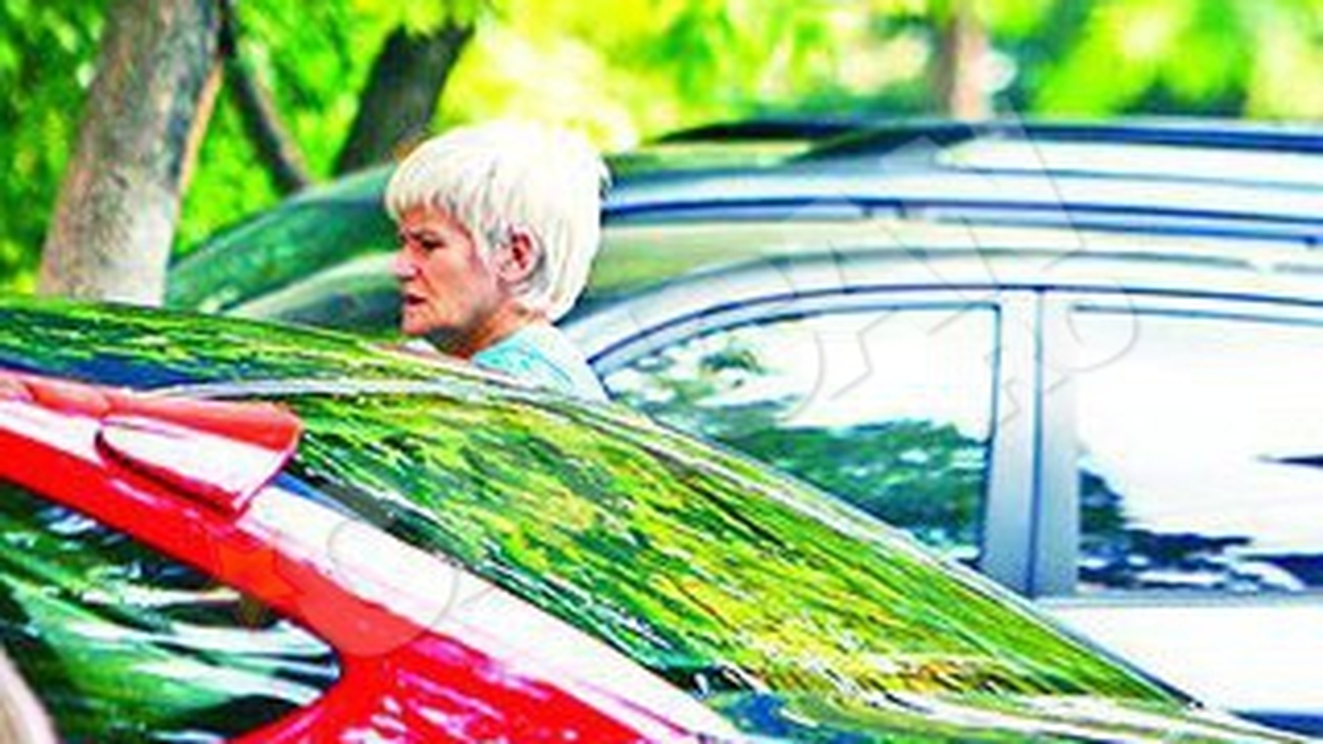 Peripetii in trafic cu Monica Tatoiu! Lovita de un camion