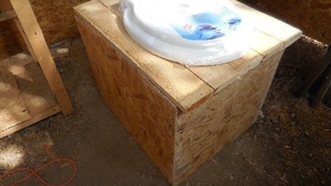 O brăileancă şi-a aruncat nou-născutul în WC-ul din curte ca să nu afle soţul că îl înşela! Bărbatul este în închisoare 