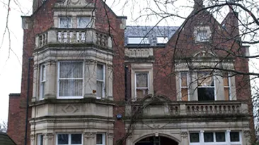 Vezi cum traieste un roman sarac intr-o vila londoneza de 12 milioane de euro!