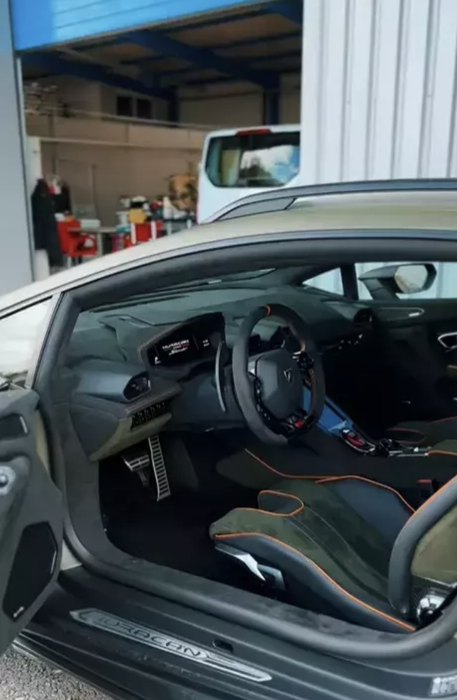 Mașinile de lux ale legendarului parașutist Felix Baumgartner, scoase la vânzare! Cu cât poți achiziționa Lamborghini, McLaren și Mercedes G500 Brabus
