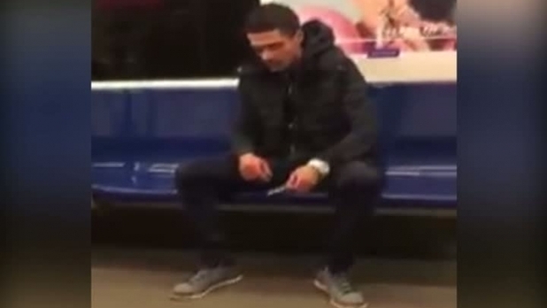 Scene şocante în metrou! Un tânăr fumează şi ameninţă călătorii, sub ochii agenţilor de pază