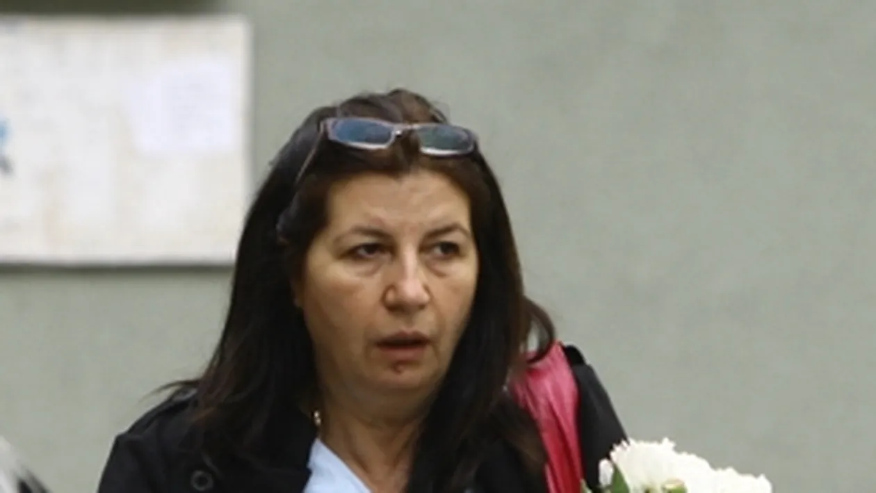 Actrita are interdictie sa se apropie de sotul ei si toate apelurile telefonice ii sunt respinse! Magda Catone se chinuie de patru luni sa treaca de amanta ca sa ajunga la patul lui Serban Ionescu