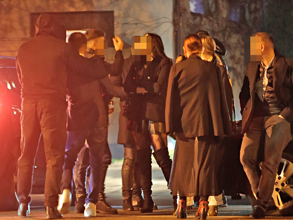 Bodyguardul, cu ochii pe tânărul beat (SURSA FOTO: CANCAN.RO)