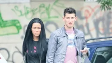 Profita la maximum de timpul liber! Detaliul din sacosa care i-a dat de gol! Cruduta si Nila isi condimenteaza viata sexuala cu suc natural si reviste sexy!