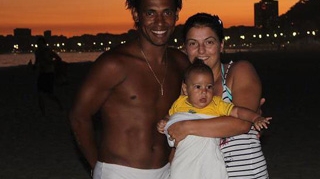 Eric si-a personalizat ghetele cu numele sotiei si al copilului!