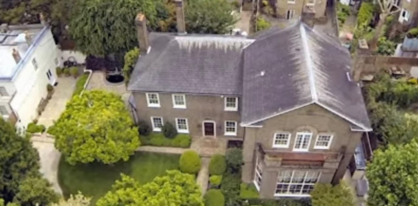 Se vinde casa legendarului Freddie Mercury. Cât costă vila de lux în care a trăit artistul timp de 11 ani