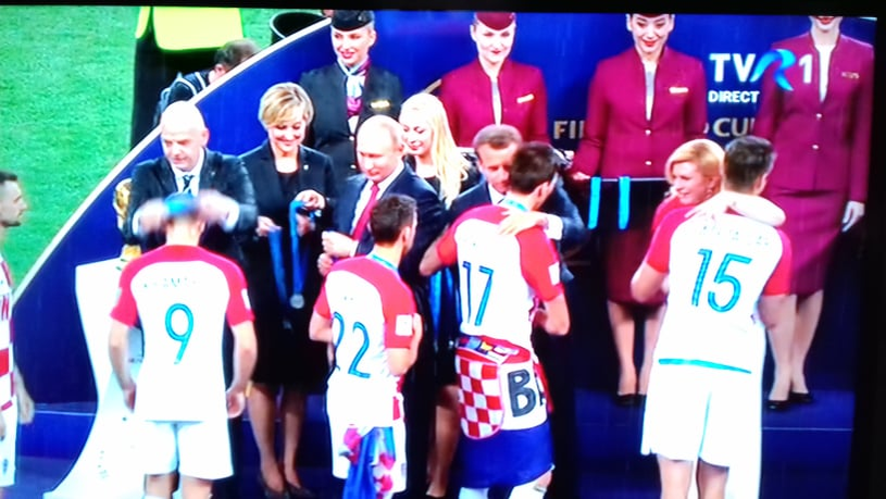 Franța e campioana mondială! Imagini emoționante cu învinșii, croații, consolați de șefa țării, Kolinda Grabar-Kitarović! Putin și Macron i-au îmbrățișat și ei