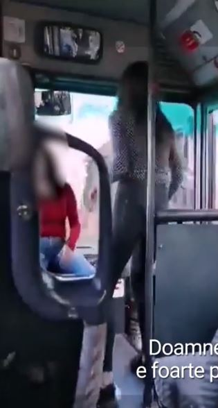 Imaginile zilei | Mai multe tinere din Lugoj au fost filmate în timp ce dansează pe manele, pe bordul unui autobuz. S-a lăsat cu amenințări: ”Au spus că o aruncă în Timiş, că o omoară”