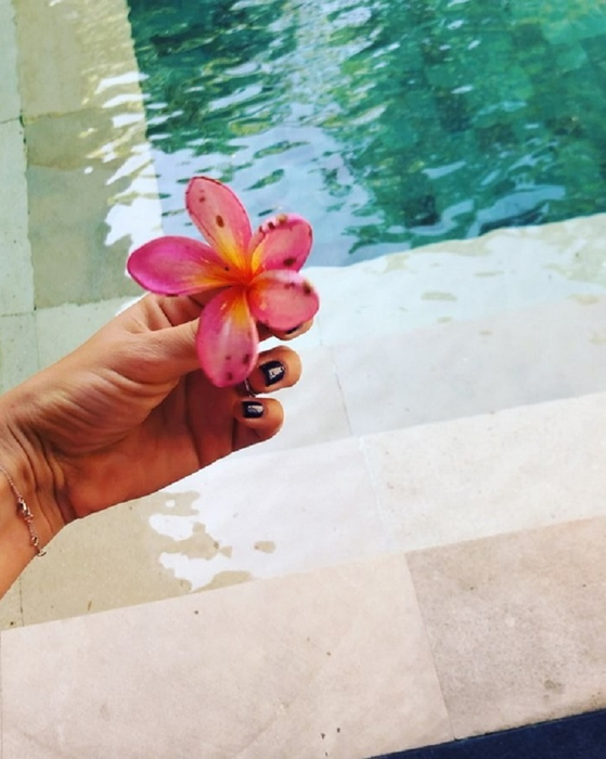 Corina Caragea poartă în vacanţa din Asia un inel care seamănă perfect cu cel primit de la iubitul ei, Robert Pongracz, când a cerut-o de soţie. Sursa foto: Instagram