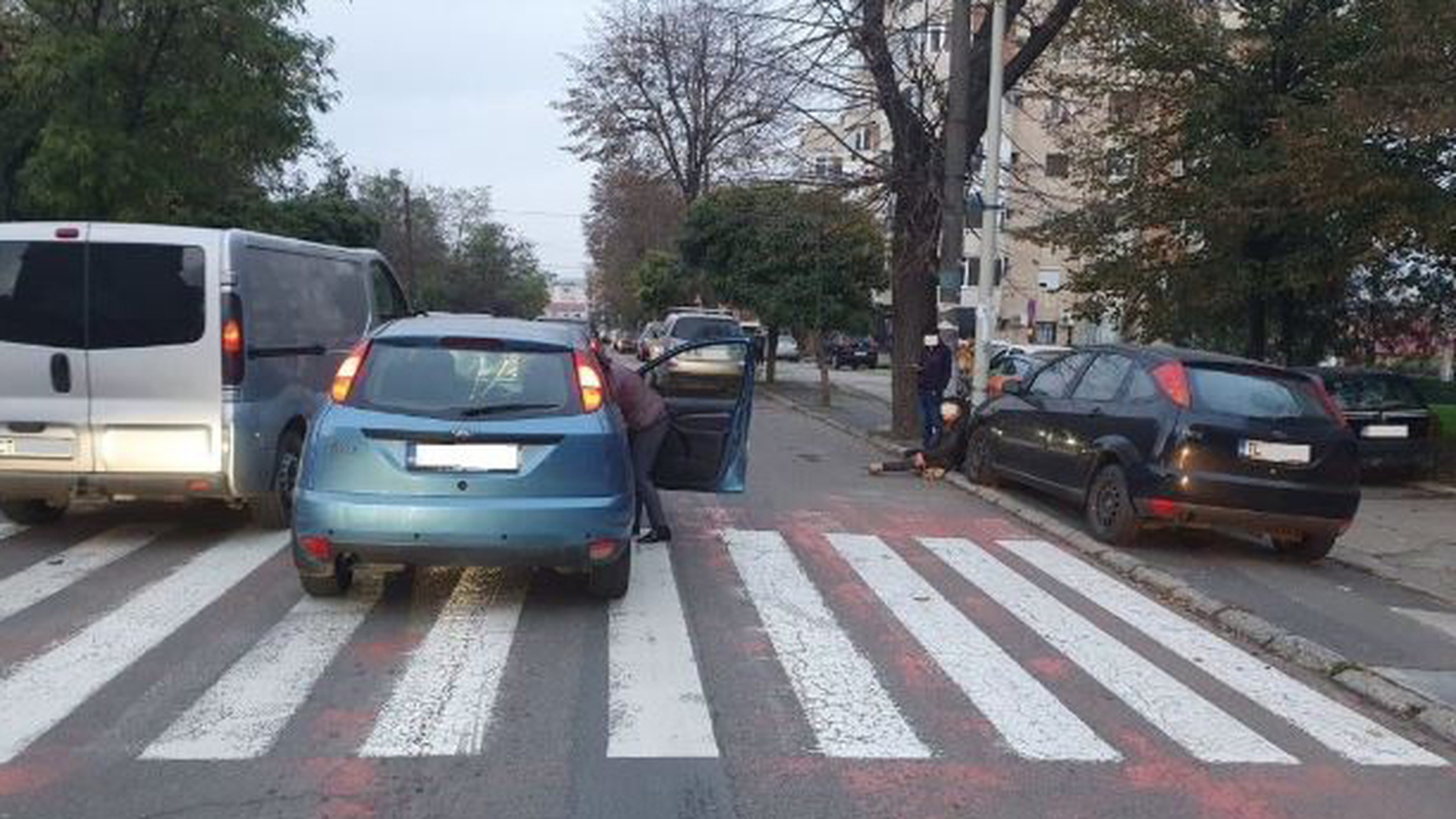 Anunț important pentru șoferi! Unii dintre romi se aruncă în fața mașinilor ca să facă rost de bani