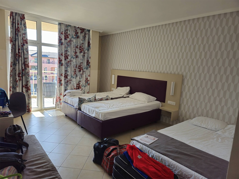 Mircea și Alina au rezervat un concediu „ultra all-inclusive” într-un hotel de 4 stele din Sunny Beach. Când au văzut cum arată camera și ce au primit să mănânce, au regretat imediat alegerea făcută