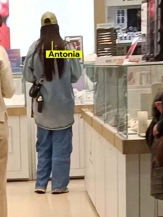 Antonia, la cumpărături, înainte de Crăciun