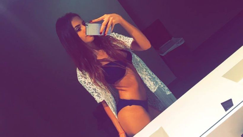 Iscusita de 20 de ani care l-a înnebunit pe miliardarul arab are gusturi rafinate. Şeicul i-a luat Mercedes, apartament, Hermes şi acareturi de…peste 250.000 €!