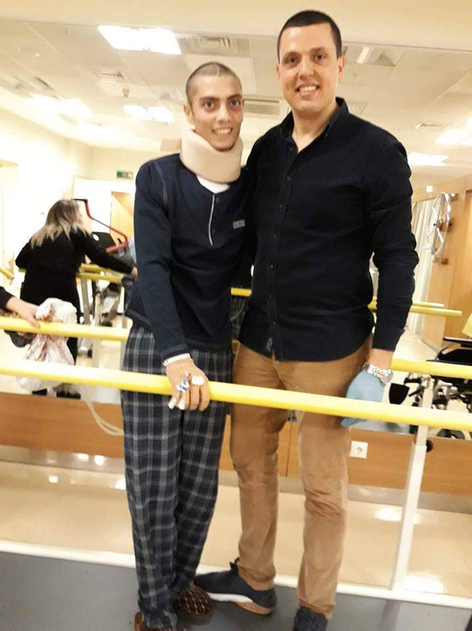 Doctorii l-au trimis să moară acasă. Bogdan Marghiol s-a ridicat din pat şi merge | VIDEO