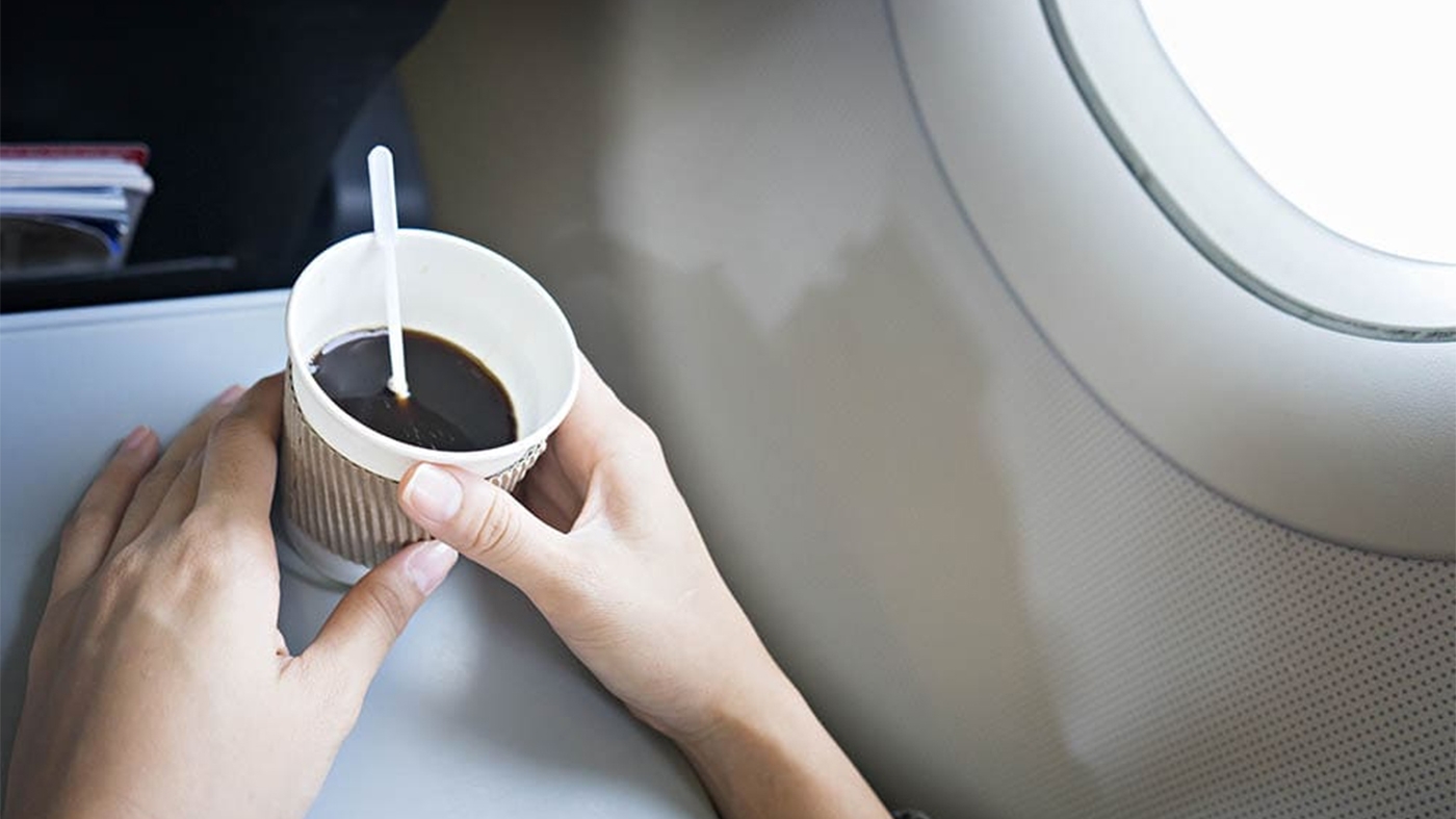 Ce conțin, de fapt, ceaiul și cafeaua din avioane. O fostă stewardesă avertizează: "Nu comandați așa ceva!"