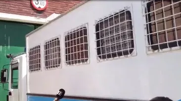 Mai multi detinuti au facut show intr-o duba la intrarea in penitenciarul Rahova! “Traiasca dom Becali!”