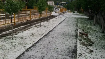 Ploaie cu grindină de mari dimensiuni în Dolj! Totul a fost acoperit în alb