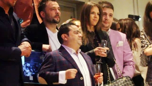 Este cel mai bun cantaret de manele, dar se rupe in figuri pe ritmuri de rock'n roll! Adi Minune ii face concurenta lui Banica JR!