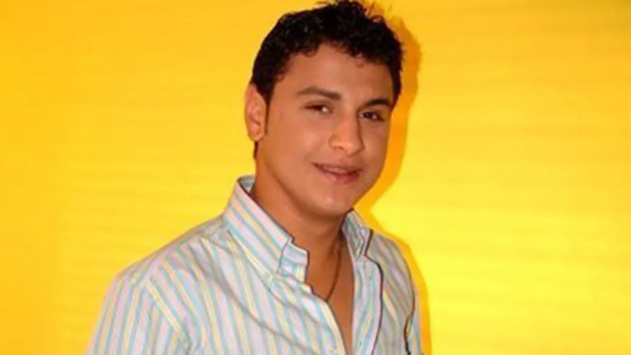 S-a crezut print insa a ajuns de rasul unui mall intreg. Sorinel Copilul de Aur a venit la film cu o manta pana in pamant