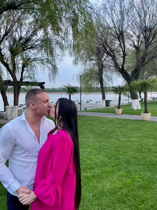 Alin Oprea, surpriză impresionantă pentru Medana cu ocazia aniversării a 2 ani de relație: “Un aranjament format din peste 1.500 de trandafiri”. Ce cadouri i-a pregătit bruneta | FOTO