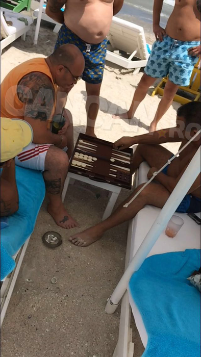 A jucat table pe plaja milionarilor cu un alai de bodyguarzi după el! Temutul NUŢU CĂMĂTARU e mai păzit la Mamaia chiar şi decât preşedintele KLAUS IOHANNIS!
