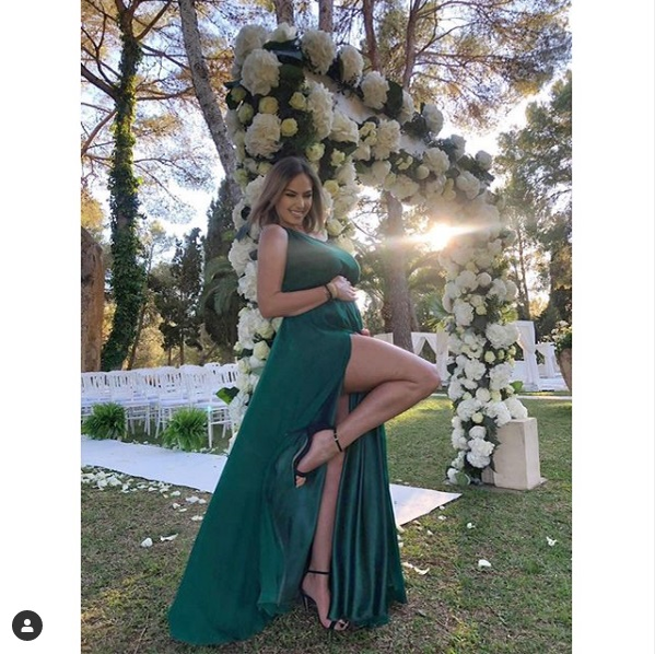 Roxana Ionescu, mândră de burtica de gravidă. În ce ipostază sexy s-a pozat “Mama Natură”