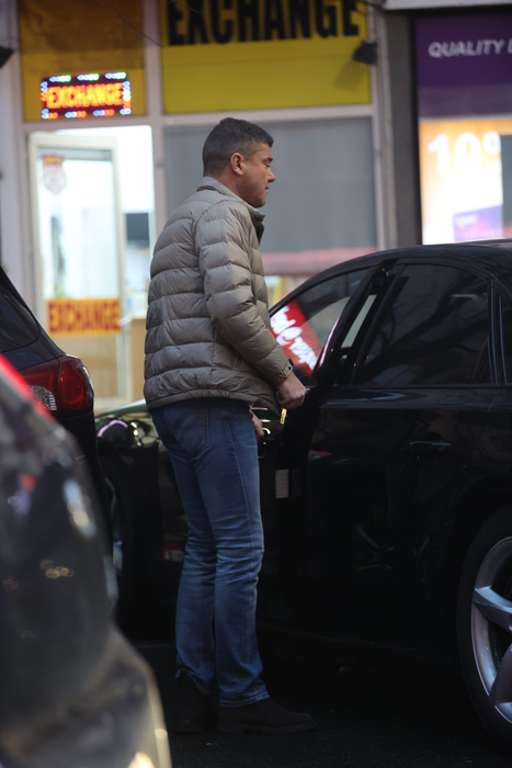 Cristian Boureanu pleacă din fața casei de schimb (Foto: CANCAN.RO)