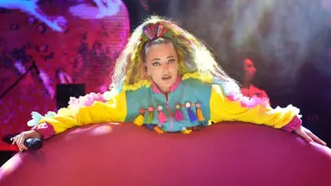 Cât de mult s-a îngrășat Delia! La iUmor e filmată doar de la brâu în sus, dar adevărul e altul. Cum a apărut ieri-noapte, pe scenă în Piatra Neamț