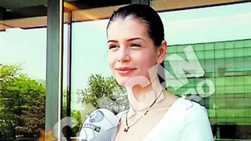 Monica s-a intors ieri in Romania, suparata ca fostul sot a refuzat vacanta in America: Nu ma lasa sa-mi vad fiica, nu vrea sa ma vada fericita