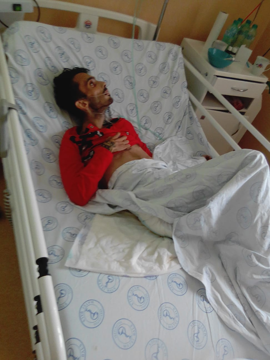 Ionuț, pe patul de spital, aflat în stare gravă