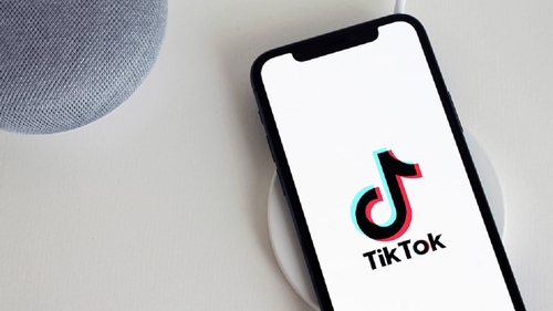 Situația halucinantă prin care a trecut o adolescentă de 16 ani. De ce a renunțat la contul său de TikTok, cu peste 2 milioane de urmăritori: „Mi-a zis că-mi ucide părinții după ce mă violează”