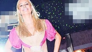 Fosta amanta a lui Piturca a facut senzatie pe litoral. Vica a debutat ca manechin la 36 de ani