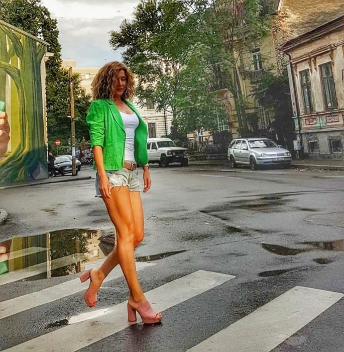 Bucureștenii s-au frecat la ochi! Cum a ieșit Carmen Brumă din casă, în plină pandemie
