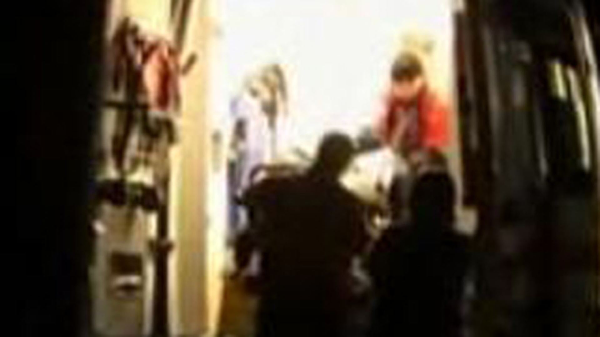 VIDEO Un copil de doi ani a fost strivit de un dulap de doi metri!