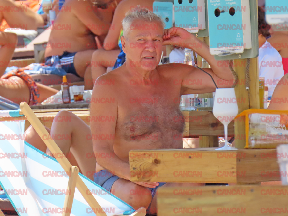 Like a „Don”! Bittman se delectează cu un trabuc pe plajă