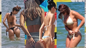 Top 40 de vedete puse în "dificultate" de bikini. Bianca Drăgușanu,  Anda Adam sau Diana Munteanu și-au băgat mâna în ... 