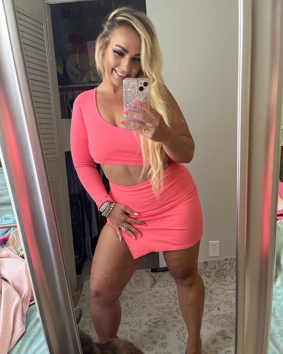 Profesoara din imagine a fost concediată de la școală, după ce s-a aflat că, noaptea, își vindea trupul pe OnlyFans