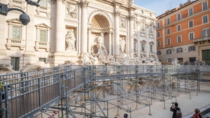 Amendă pentru turiștii care fac această greșeală în Roma. Primarul este vehement: „Este interzisă”