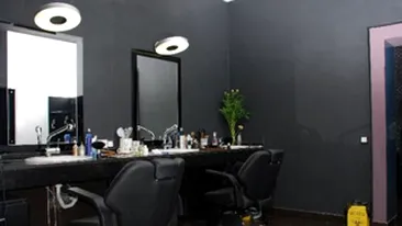 Uite cum arata interiorul salonului unde a avut loc macelul! Aici au murit doua persoane si alte sase au fost grav ranite