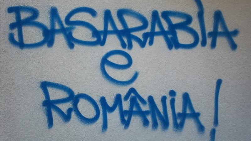 Ai vazut sigur mesajul „Basarabia e Romania”, dar nu stiai cine il scrie pe toate zidurile! Citeste povestea celor sase artisti