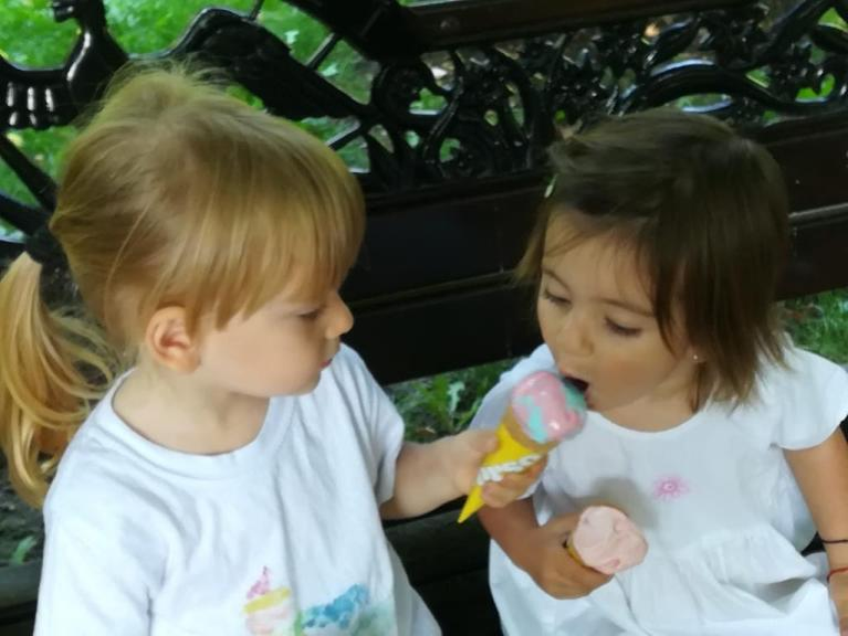 Doi copilași, despărțiți de soartă și de pandemie. Cum a reușit tatăl băiețelului să-i aducă din nou împreună