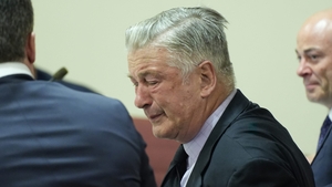Alec Baldwin, în lacrimi în sala de judecată! Actorul a scăpat de acuzații după ce a împușcat-o mortal pe Halyna Hutchins, pe platourile de filmare