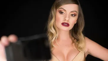 Alexandra Stan le-a aprins imaginaţia bărbaţilor. Cântăreaţa s-a pozat topless!