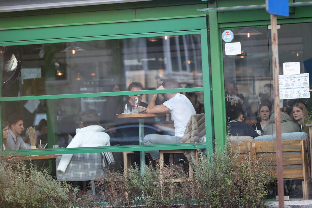 Cristian Boureanu a pus țara la cale, alături de un prieten, la un restaurant din Capitală