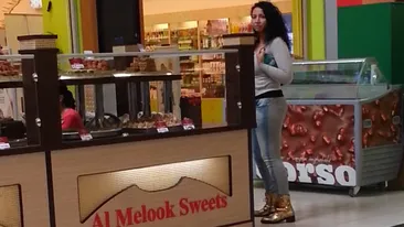 Narcisa Guta isi umple viata cu lucruri dulci! A infulecat cateva prajituri la mall si si-a savurat ceaiul! L-a baut cu lingurita!