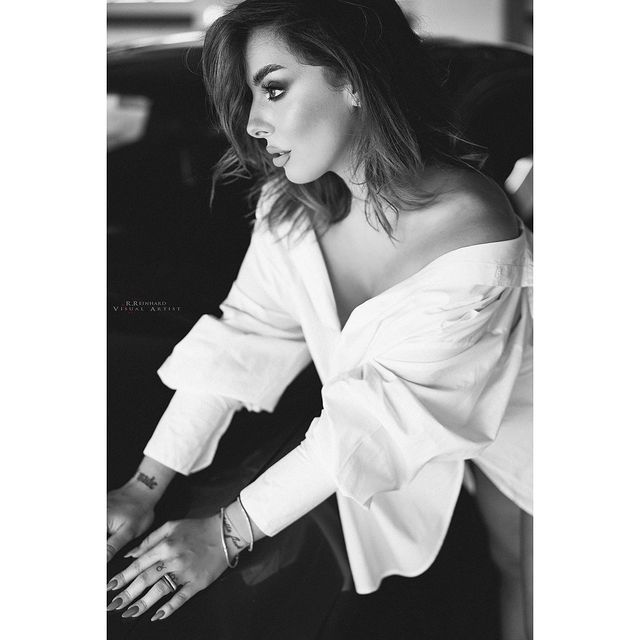 Reea este o brunetă super-sexy