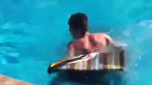 Asa se distreaza romanii pe canicula! Totul s-a intamplat la o piscina din Belciugatele, iar oamenii au ras in hohote